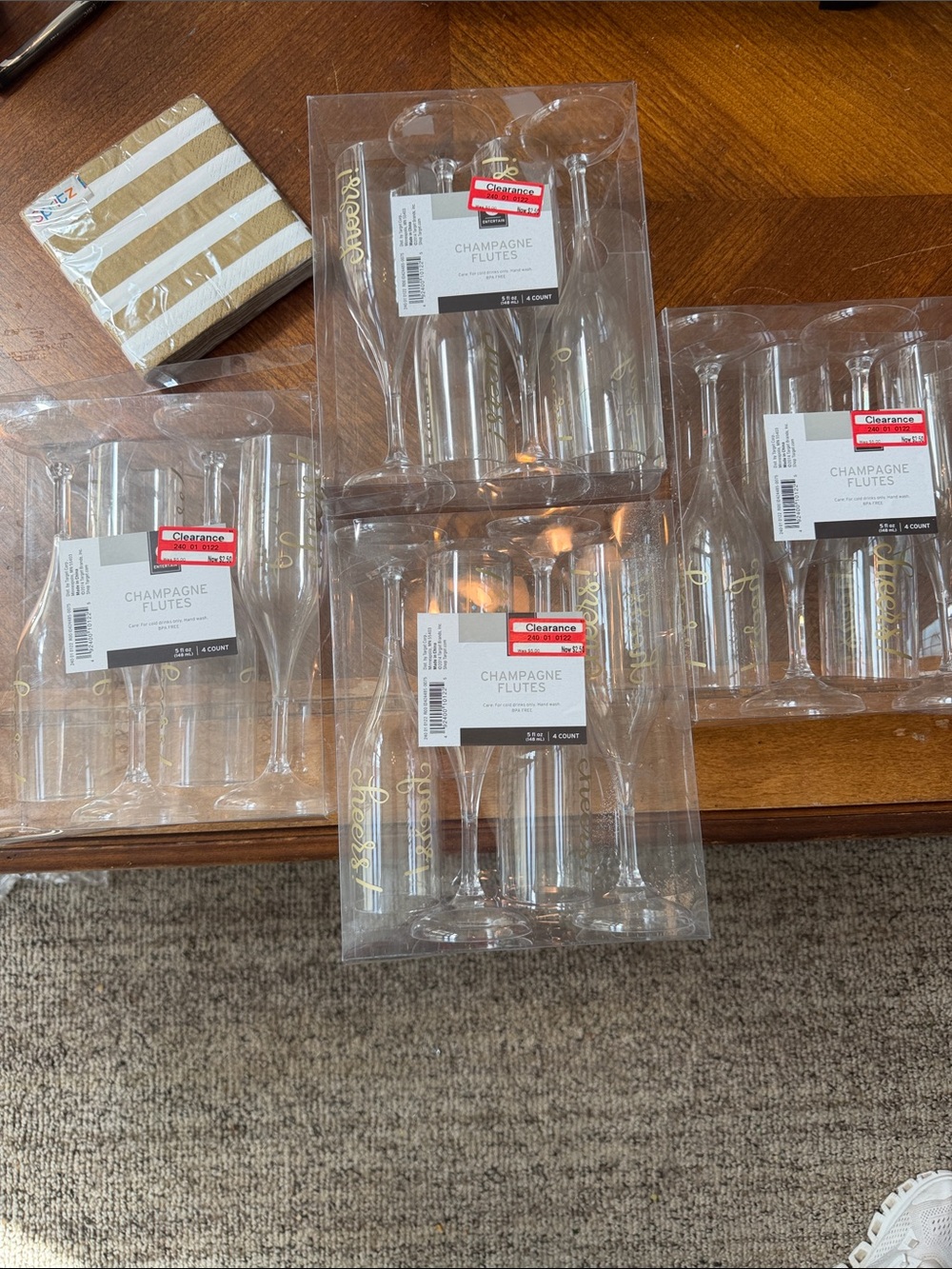 16 plastic Champagne Flutes - Clear with Gold Script -Cheers Strip napkins
